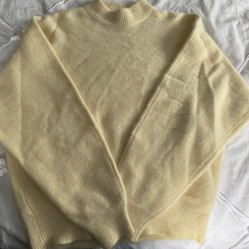 Low turtleneck knit sweater
